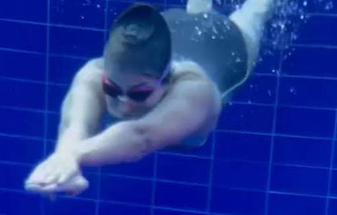 错误的游泳跳水姿势纠正正确跳水水下滑行姿势低头收肩！