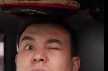 搞笑视频-睁一只眼闭一只眼