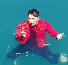 旱鸭子掉入深水保命