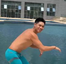 狗刨式泳姿