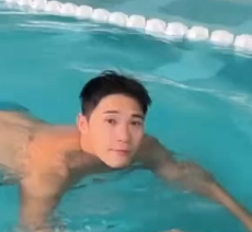 狗刨 “游泳 “优雅永不过时