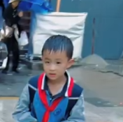 送出一把伞，遮住一片雨