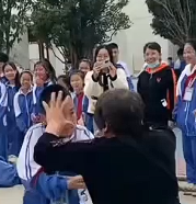 为了学生赢得拔河比赛，老师们也是拼了！