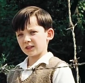 穿条纹睡衣的男孩