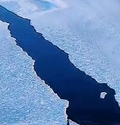 全球最大的核动力破冰船在北极破冰时的震撼场景