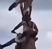 搞笑视频-危险骑摩托车