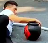 小伙街头表演-醉环