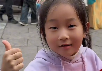 孩子眼里的光最清澈